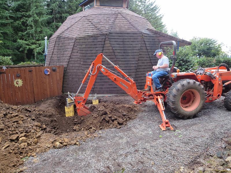 IMG_0111.JPG - Filling in the foundation.